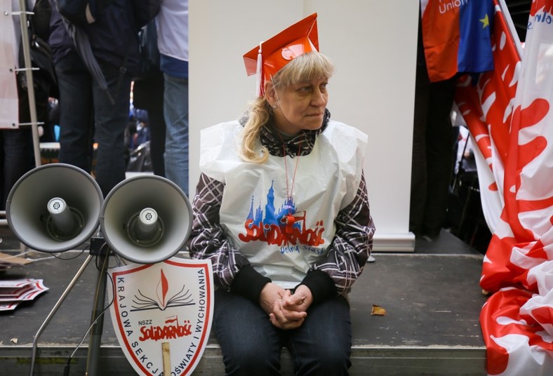 Są zdeterminowani w walce o swoje postulaty. Jedna z protestujących powiedziała, że nauczyciele są dyskryminowani. Inny uczestnik manifestacji stwierdził, że pensje nauczycieli od 2007 roku spadły, jeśli weźmie się pod uwagę średnią krajową oraz inflację. Jeszcze inna protestująca przekonywała, że dziecko do dobrego rozwoju potrzebuje bezpieczeństwa i przewidywalności, czego - jej zdaniem - nie można zapewnić w obecnej, często zmieniającej się sytuacji.