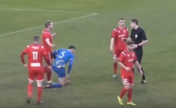 Angielski piłkarz ukarany dwiema żółtymi kartkami w ciągu 12 sekund [WIDEO]