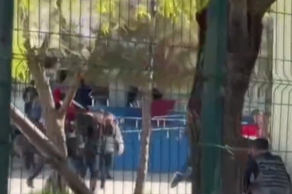 (VIDEO) UČENICI IZBEZUMLJENI BEŽE I SKAČU KROZ PROZOR Dramatični snimci iz škole u Turskoj: "Pucao je na sve koji su mu se našli na putu"