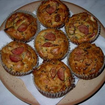 Virslis muffin baconnel, medvehagymásan