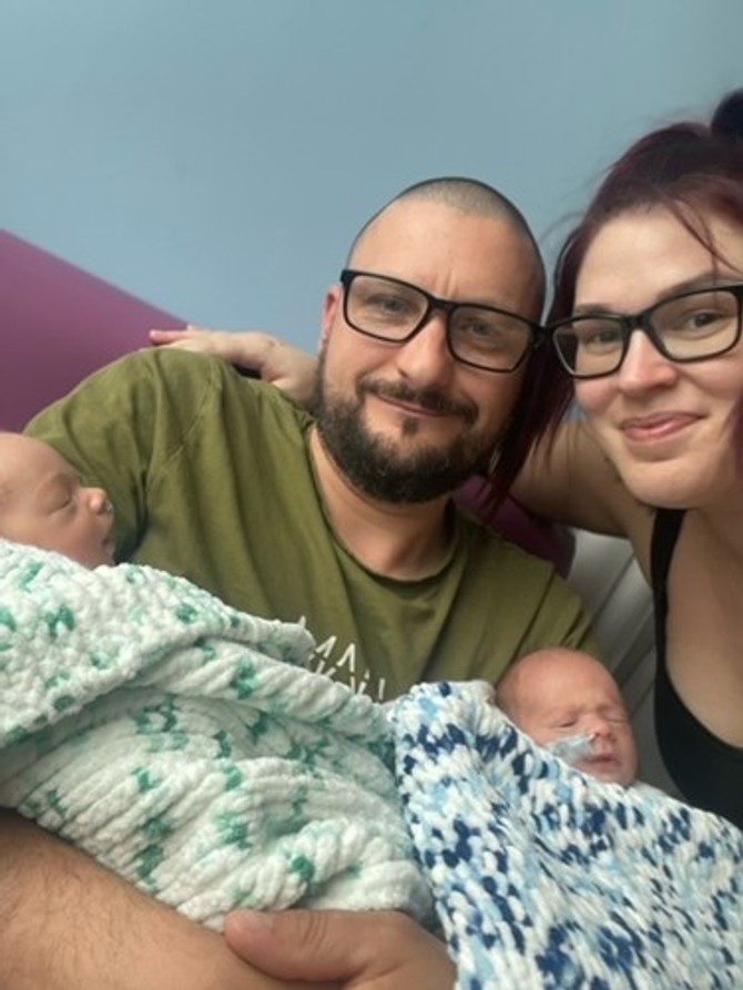 Mislila da ima stomačni virus i rodila blizance