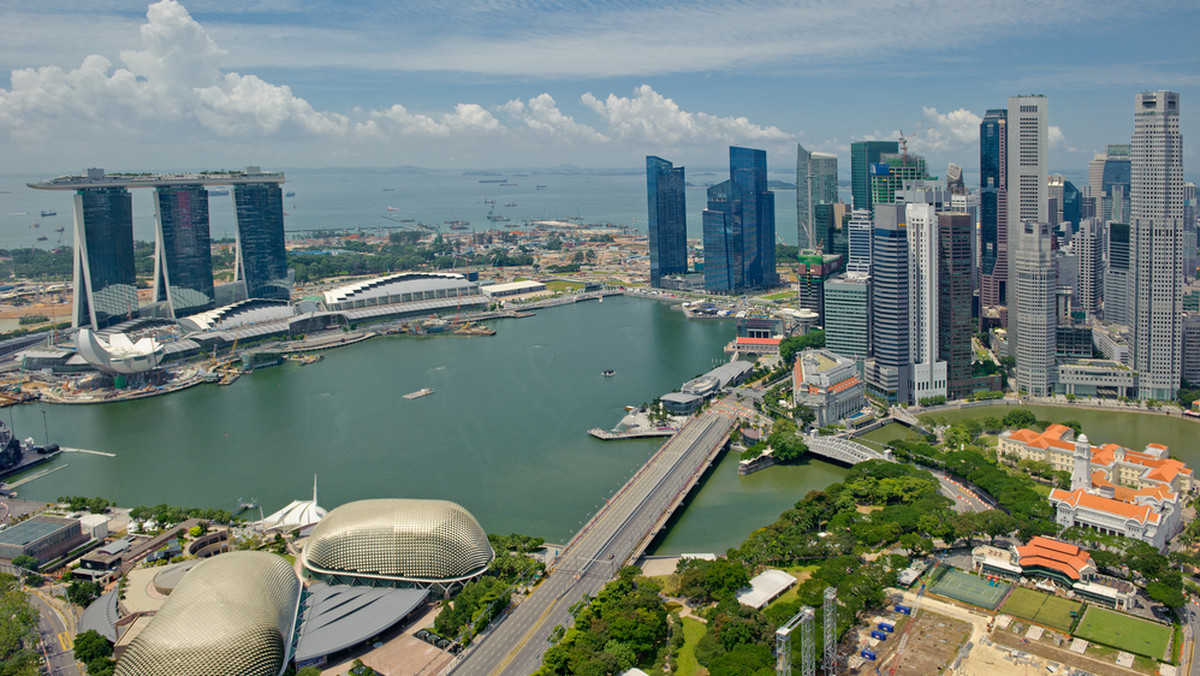 Ogromne aspiracje Singapuru nie mieszczą się już od dawna na niewielkiej przestrzeni wysp, którą zajmuje to azjatyckie miasto państwo. Singapur wciąż rośnie, wydzierając morzu coraz to nowe kawałki lądu. I wciąż zaskakuje pomysłami, zamieniając chociażby zatokę morską w zbiornik słodkiej wody czy budując największe kasyno świata.