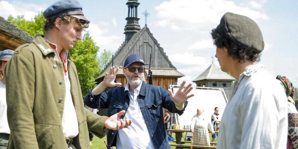 Artur Żmijewski był reżyserem filmu "Sami swoi. Początek". Tu z odtwórcami głównych ról Karolem Dziubą i Adamem Bobikiem.