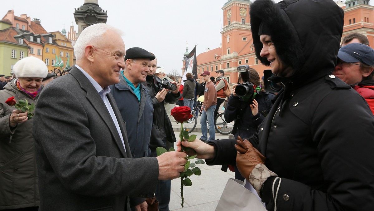 Rola kobiet w życiu politycznym cały czas rośnie - uważa szef SLD Leszek Miller. Przy okazji Dnia Kobiet lider Sojuszu podkreślił, że na listach tej partii do europarlamentu ok. 40 procent stanowią panie.