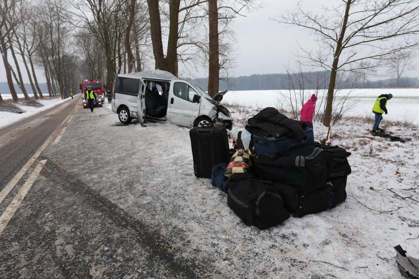 Bus roztrzaskał się o drzewo. Zginął człowiek