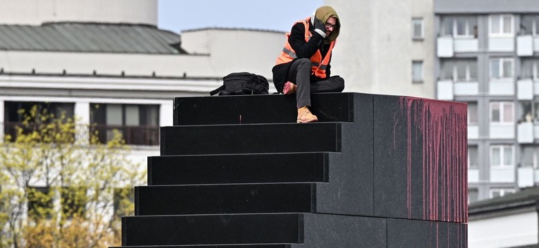 Pomnik smoleński oblany farbą. "Lecimy w stronę katastrofy"