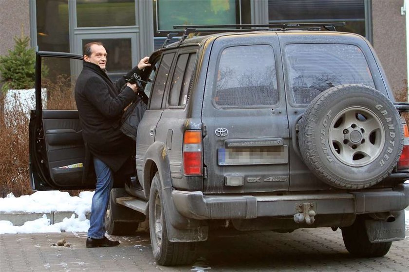 Taki znany aktor, a jeździ "brudasem". Dlaczego? FOTO