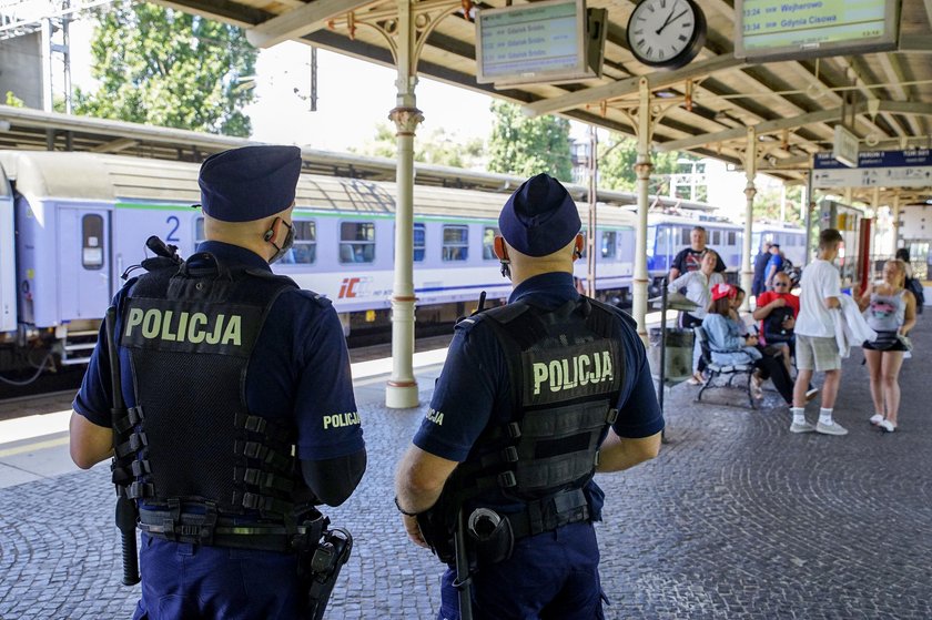 POLICJA SPRAWDZA CZY PASAZEROWIE NOSZA MASECZKI