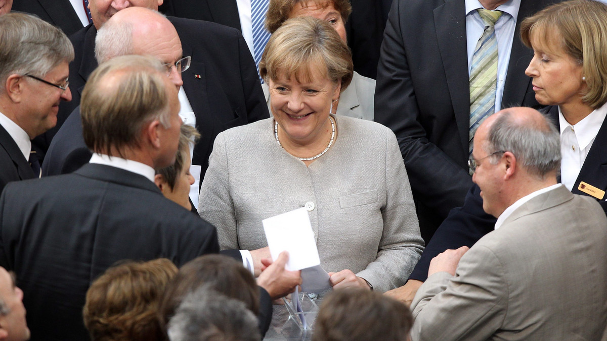 Niemiecka opozycja skrytykowała kanclerz Angelę Merkel za zaoferowanie Angoli dostaw łodzi patrolowych dla marynarki wojennej. W ocenie opozycyjnych polityków szefowa niemieckiego rządu reprezentuje w Afryce interesy lobby zbrojeniowego.