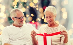 Co kupić dziadkom pod choinkę? 20 pomysłów na prezent dla seniora