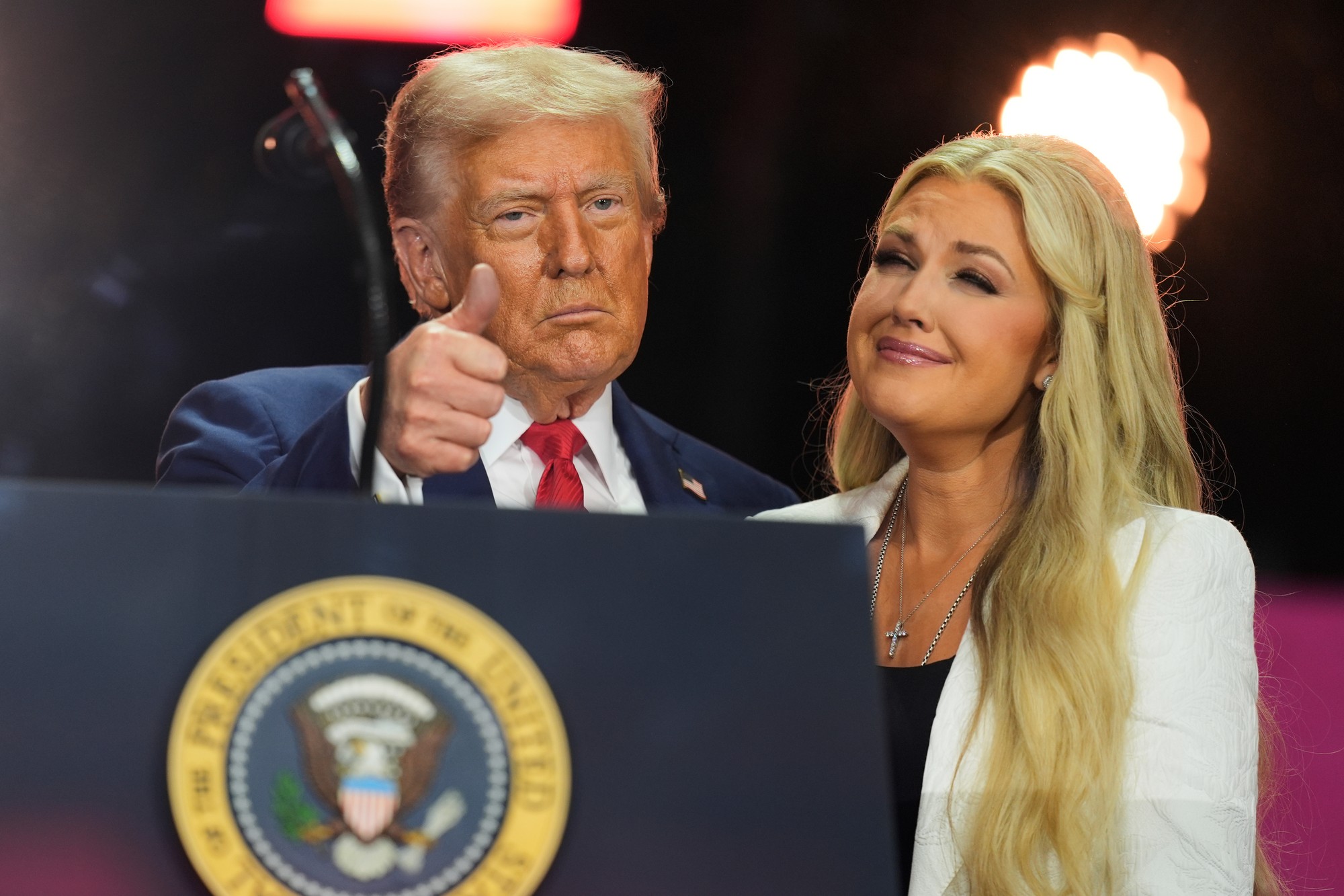 Prezident Donald Trump a Erika Kirková počas poslednej rozlúčky s aktivistom Charliem Kirkom († 31). 