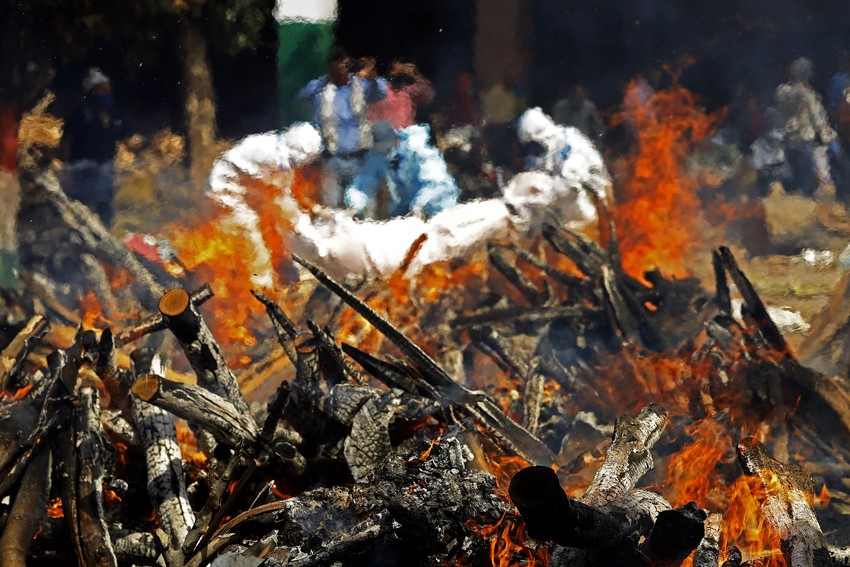 Kremacija žrtava kovida u Nju Delhiju  