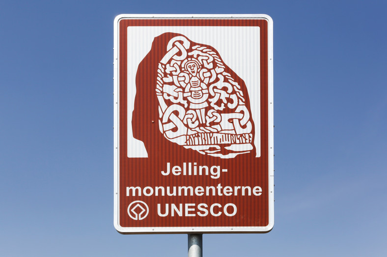 Jelling - kurhany, kamienie runiczne i kościół