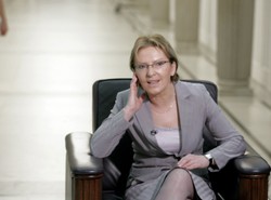 Ewa Kopacz uratowała głowę