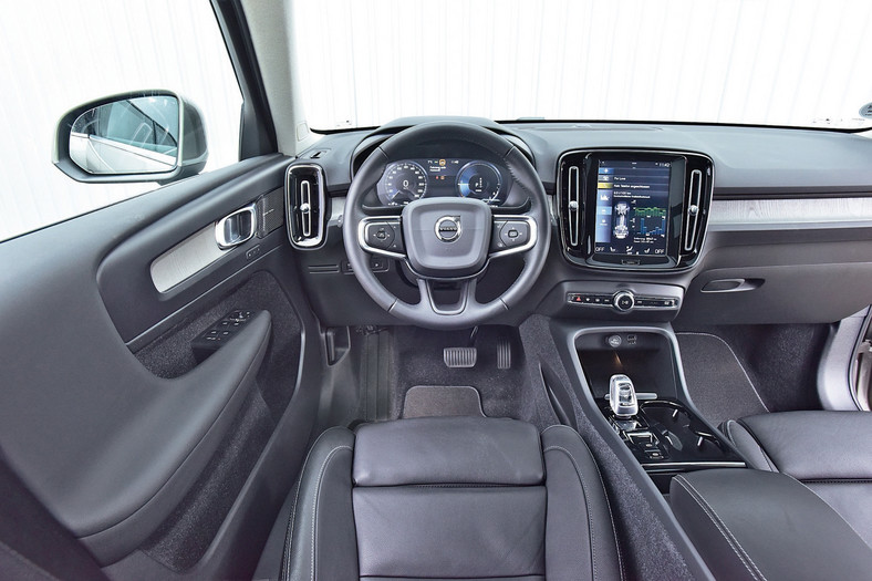 Wizualnie Volvo należy do najprzyjemniejszych samochodów w segmencie – tak na zewnątrz, jak i w środku. Niestety, sposób obsługi i struktura menu na dużym centralnym ekranie dotykowym nazbyt odciągają uwagę kierowcy od drogi. 