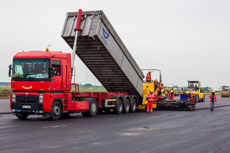 Po modernizacji poznańskie lotnisko będzie mogło obsługiwać samoloty o zwiększonej masie, nawet przy większym natężeniu ruchu, czyli większej liczbie startów i lądowań. Inwestycja warta 50,5 mln zł jest dofinansowana z Europejskiego funduszu Rozwoju Regionalnego, w ramach WRPO. <br><br>fot.  (zuz) PAP/Paweł Jaskółka