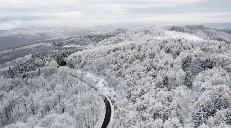 Drónnal készült képen havas táj Galyatetőn / Fotó: MTI/Komka Péter