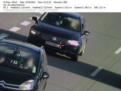 Mandat 500 zł za jazdę na zderzaku. Przed ukaraniem lecą 2 zdjęcia