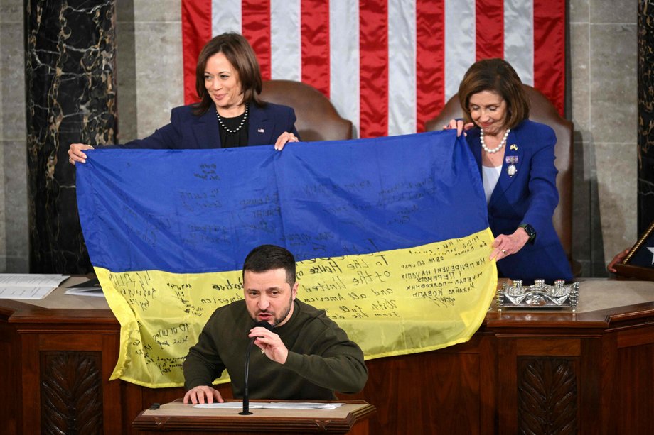 Zełenski przekazał flagę podpisaną przez ukraińskich żołnierzy.