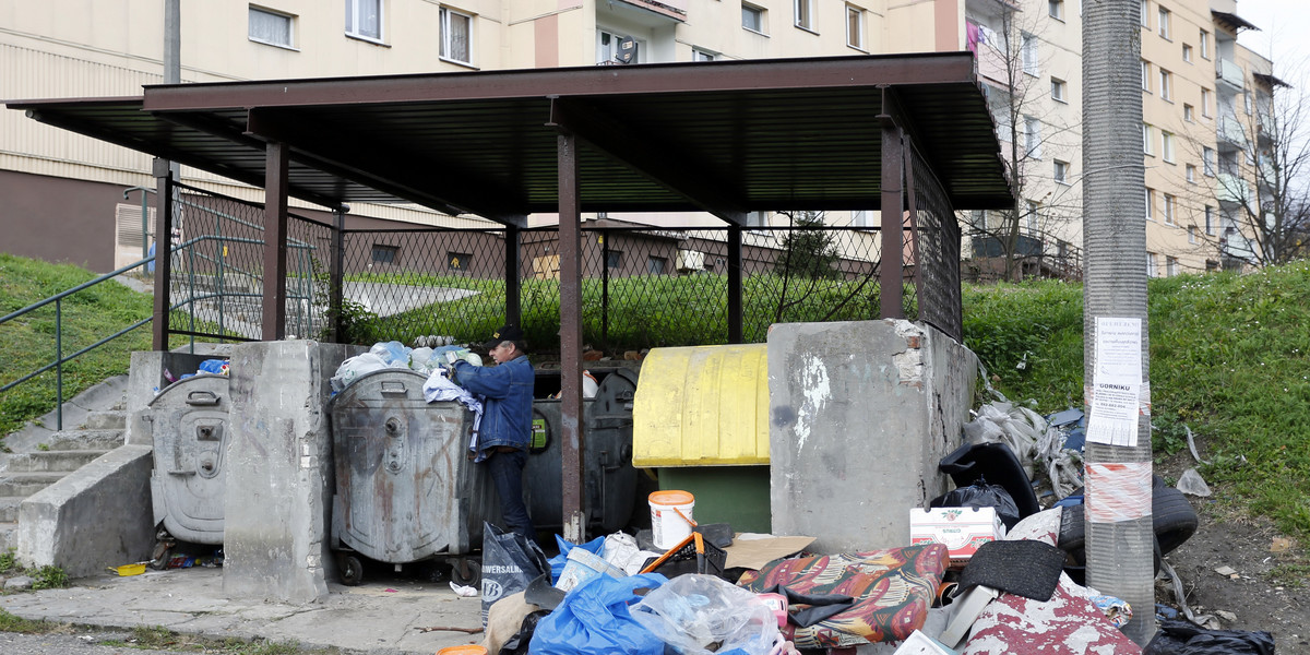Śmieci wysypują się ze śmietników w Mysłowicach