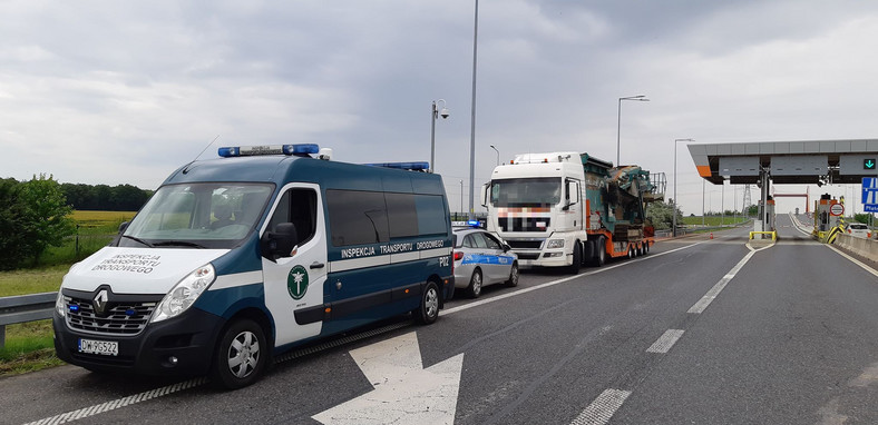 Za szeroki transport na A4, pojazd uszkodził bramkę