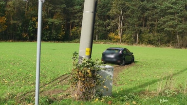 Wjechał w latarnię i zaczął uciekać przed policją do lasu. W rękach miał 1,5-roczne dziecko