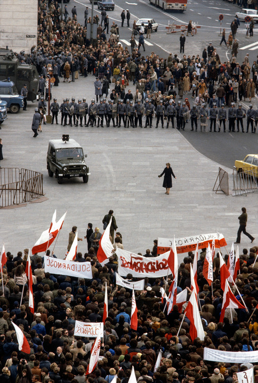 Chris Niedenthal, "Wielka demonstracja Solidarności podczas stanu wojennego. Warszawa, plac Zamkowy, 3 maja 1982", 1982/2016