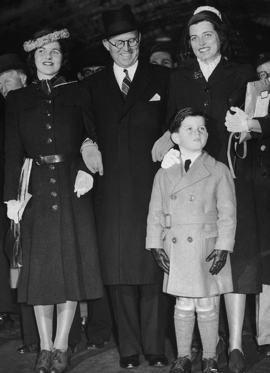 Joseph Kennedy z  dziećmi (od lewej): Rosemary, Teddy i Eunice