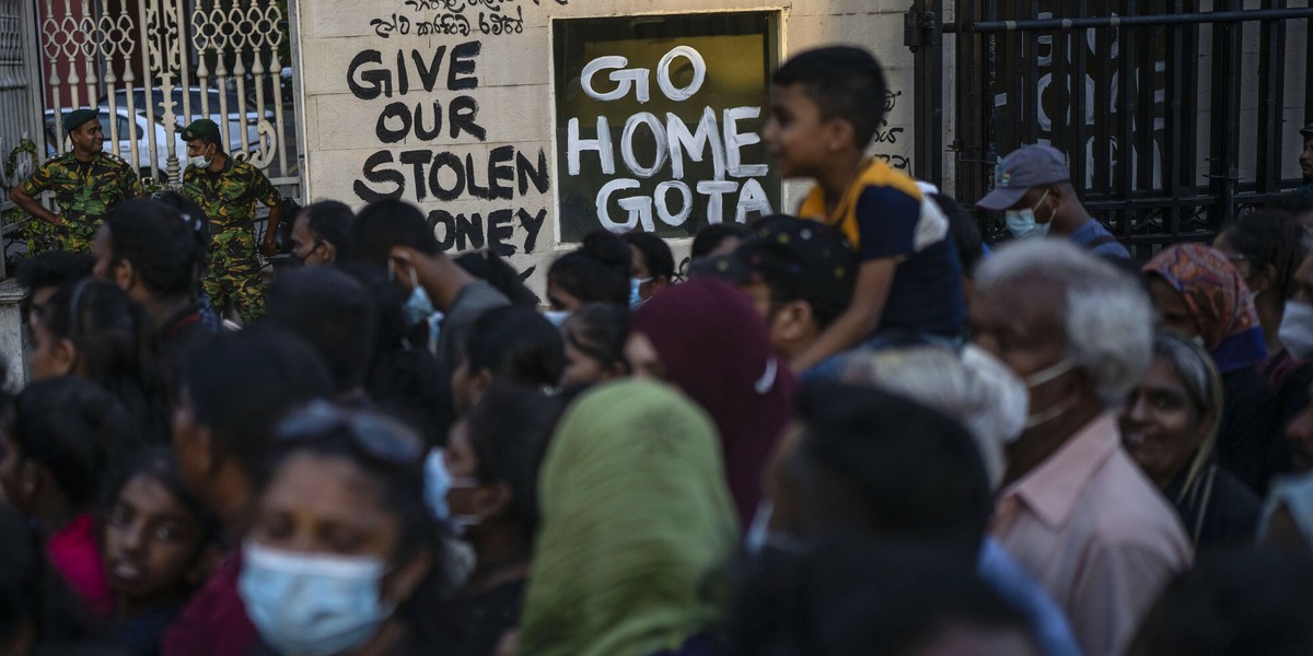 Sri Lanka boryka się z kryzysem gospodarczym, za który obywatele obwiniają prezydenta Rajapaksę.