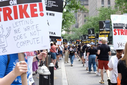 Manifestacja aktorów i scenarzystów na nowojorskim Times Square