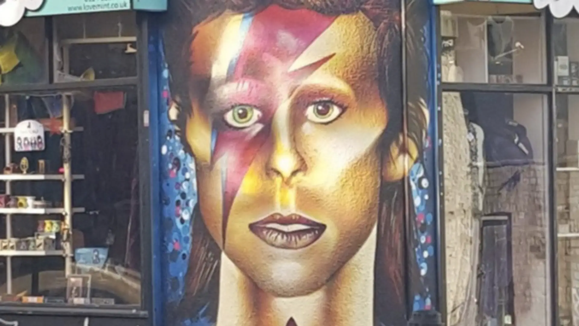 Mural miał przedstawiać Dawida Bowie’ego, ale chyba nie za bardzo się udało...