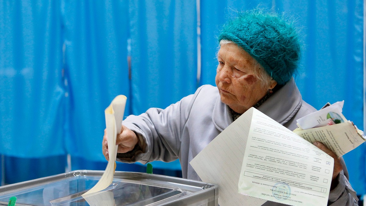 Ukraińska opozycja zwołuje swych zwolenników przed Centralną Komisję Wyborczą (CKW) w Kijowie na protest przeciwko fałszowaniu wyników wyborów parlamentarnych, a jeden z jej przywódców Anatolij Hrycenko apeluje, by opozycja odmówiła przyjęcia mandatów poselskich.