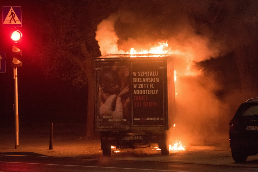 Furgonetka antyaborcyjna spłonęła przed Szpitalem Bielańskim