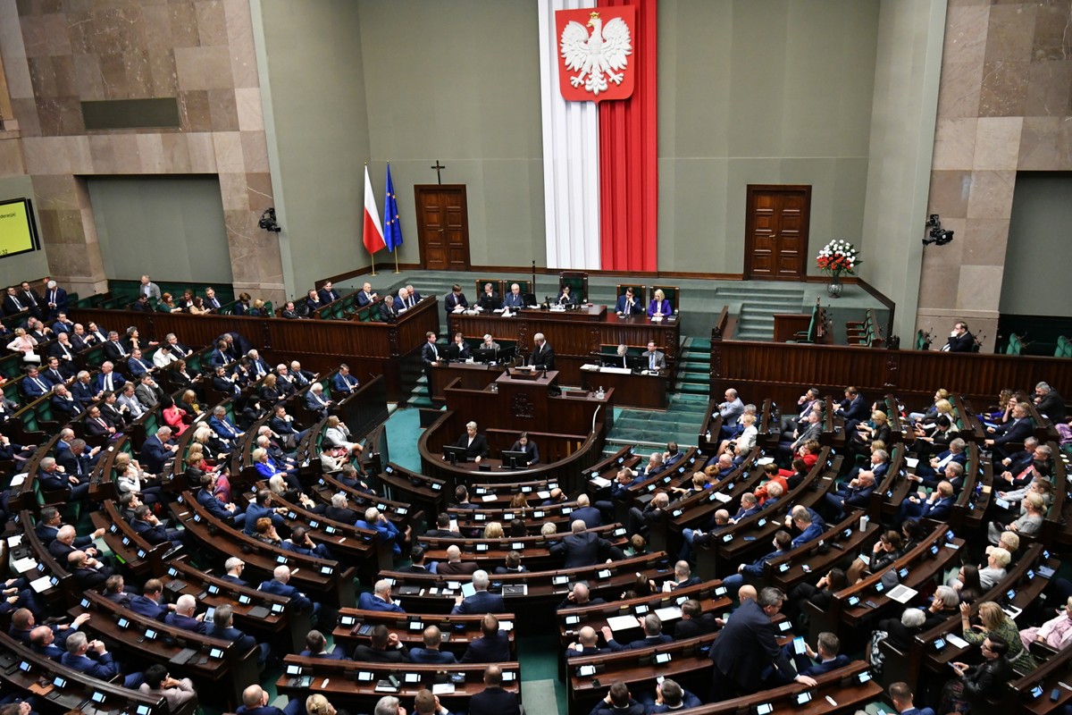 Posłowie na sali obrad Sejmu