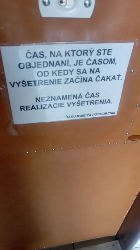 Pacientku zarazil nápis na dverách ambulancie. 