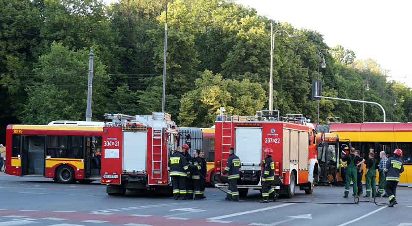 Zderzenie autobusu z tramwajem w Warszawie.