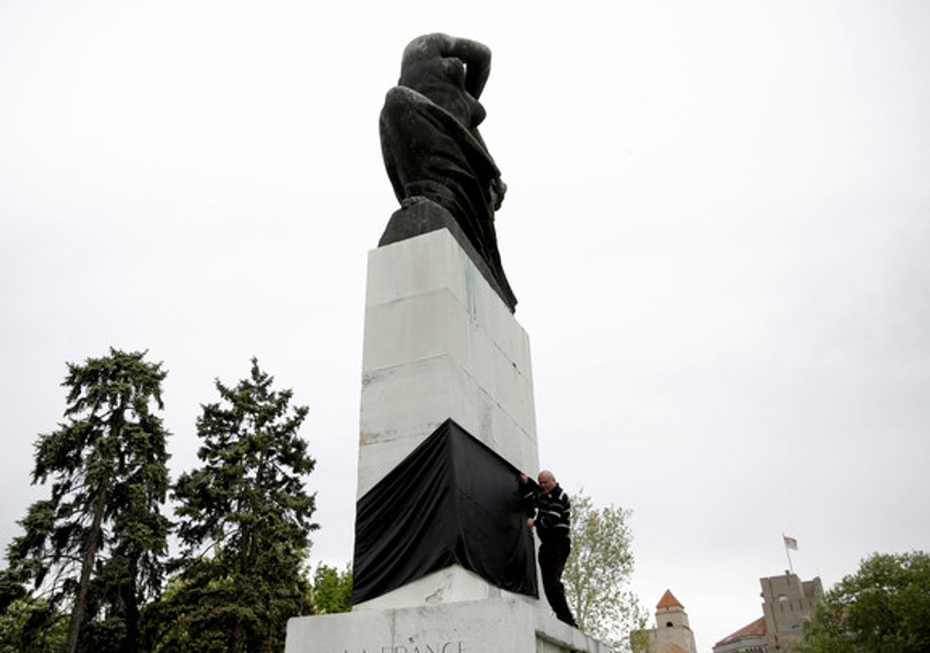 Zavijanje spomenika u crno iz 2017.