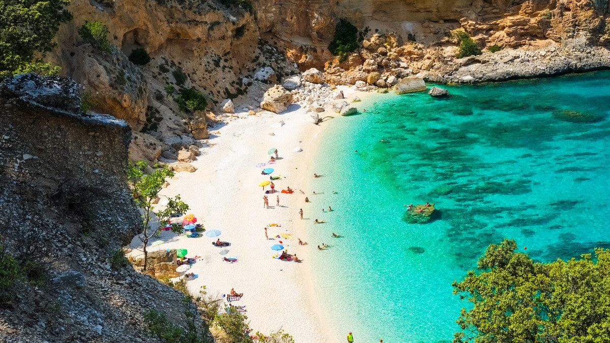 Na jednej z najpiękniejszych plaż na Sardynii Cala Biriola obowiązuje limit osób, które mogą tam przebywać. Władze zarządziły, że można wpuścić ich maksimum 300. To pierwsza we Włoszech plaża, gdzie wprowadzono takie ograniczenie, by zahamować napływ turystów.