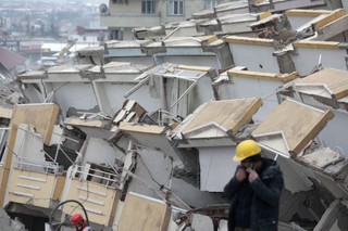 Koszty ekonomiczne trzęsienia ziemi w Turcji mogą wynieść 1 proc. jej PKB w 2023 r.