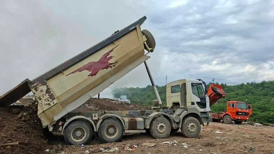 Požar na deponiju u Kraljevu zahvatio je 1.5 hektara.