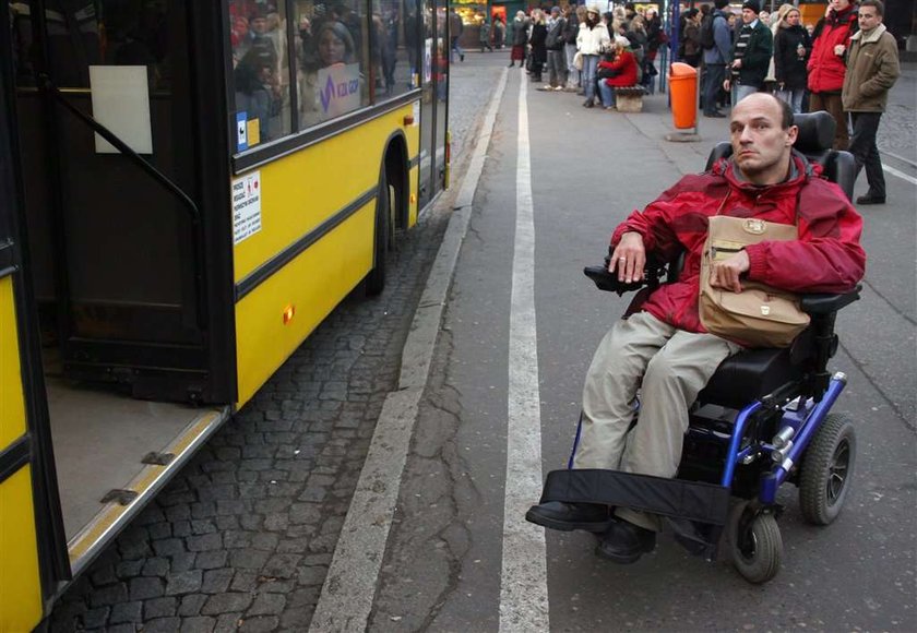 Inwalidzi nie mogą wjechac do autobusu