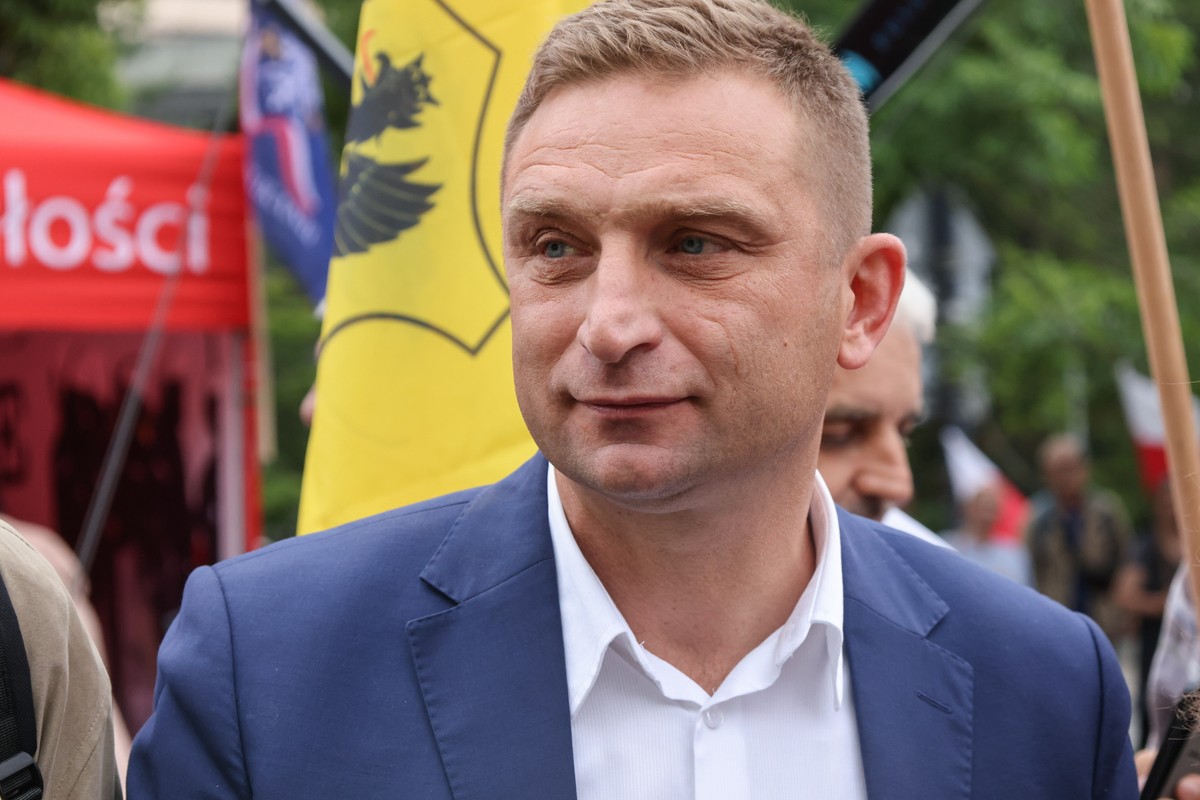 Lider Ruchu Obrony Granic Robert Bąkiewicz przed Sejmem w Warszawie. Ma usłyszeć zarzuty