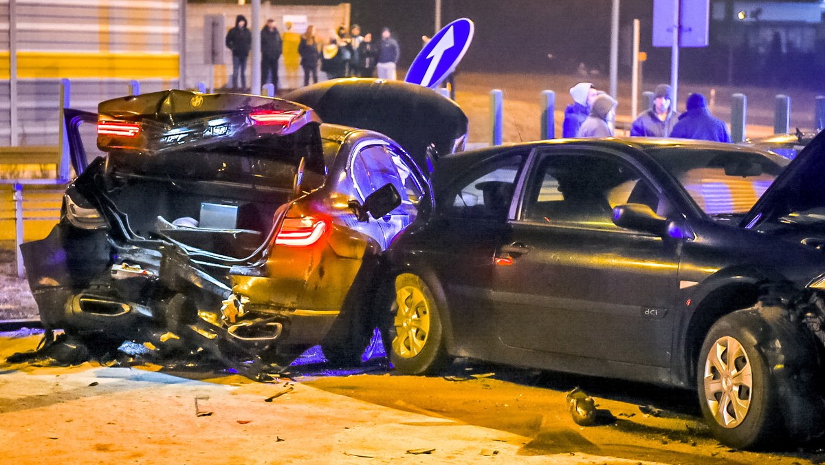 Okolice węzła autostradowego w gminie Lubicz niedaleko Torunia, gdzie doszło do kraksy z udziałem aut ministerstwa obrony, mają zostać wkrótce przebudowane. Na razie mają pojawić się tam trzy ronda, ale lokalni politycy z posłem PiS Janem Krzysztofem Ardanowskim na czele chcą, żeby zmian infrastrukturalnych było więcej.