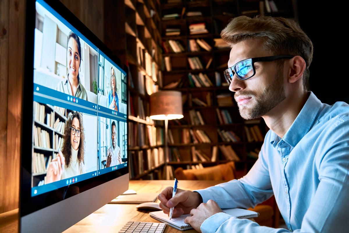 Należy pamiętać, że spotkania online są jedynie inną formą spotkań bezpośrednich. Skoro pracodawca może wymagać od pracowników udziału w spotkaniach bezpośrednich w ramach procesu pracy, to dotyczy to również udziału w spotkaniach online.