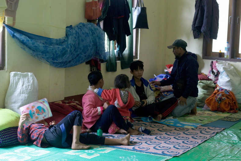 Uchodźcy z Mjanmy w tymczasowym obozie dla przesiedleńców, listopad 2023 r.