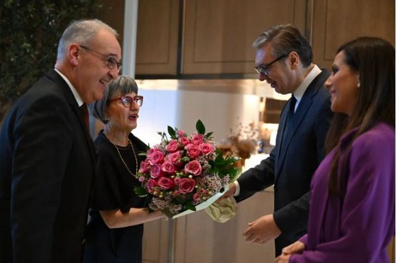 "PORED TOGA ŠTO JE DOBAR ČOVEK I PREDSEDNIK, VOLI I VINO" Vučić sa suprugom ugostio Parmelana:"U Srbiji, ako se pije, dobar si domaćin i dobar gost"