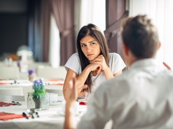 Słuchanie to coś więcej niż słyszenie. Jak i dlaczego powinno się rozwijać się tę umiejętność?