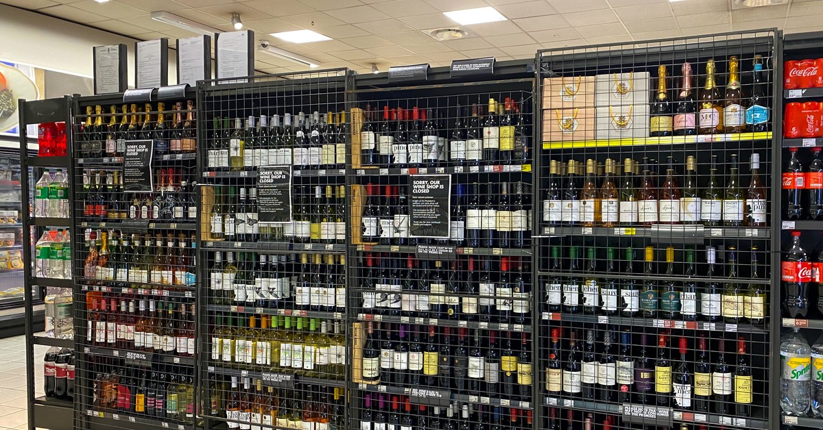 Zakaz sprzedaży alkoholu w każdej gminie. Prohibicja może objąć cały kraj. Reklam piwa też już nie zobaczysz. Projekt popiera marszałek Szymon Hołownia