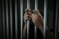 Terrorysta Breivik znowu chce przedterminowo opuścić więzienie, bo doskwiera mu izolacja