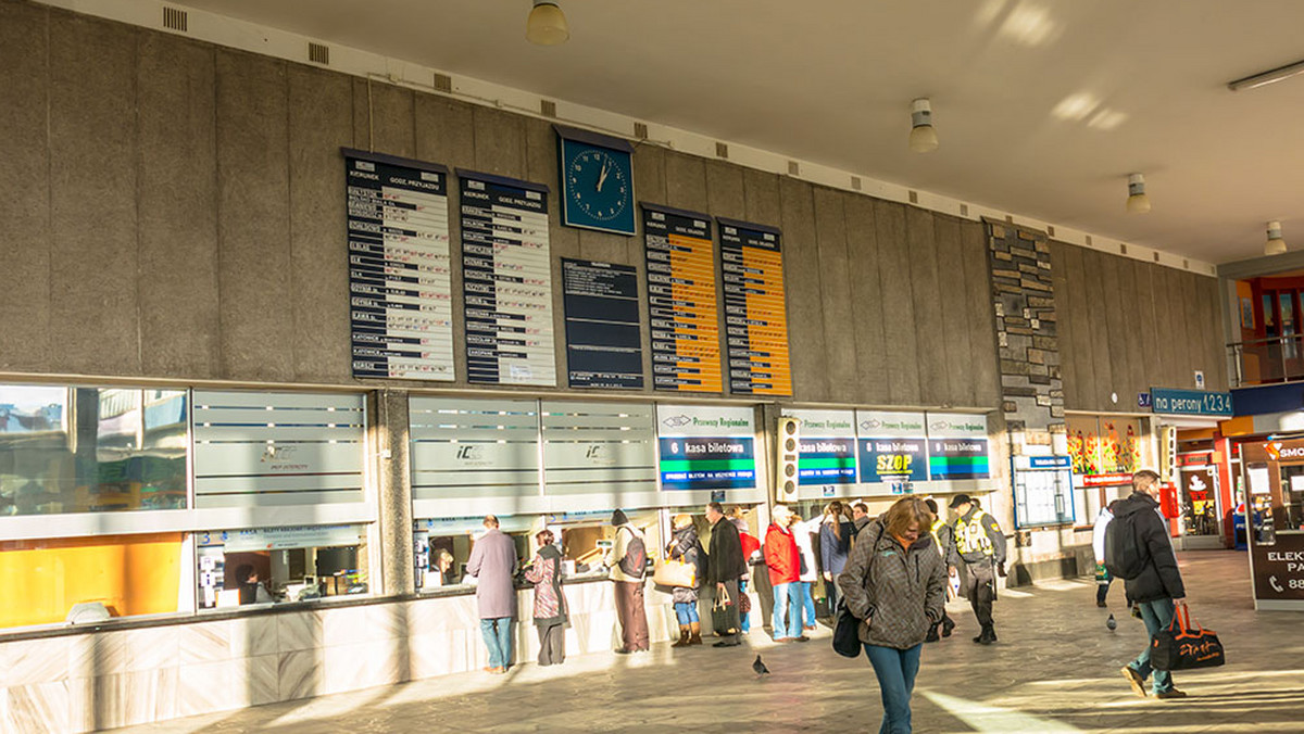 Kolejki do kas biletowych na Dworcu Głównym w Olsztynie mają być krótsze. Nową organizację ruchu przed okienkami wymyśliło PKP Intercity.